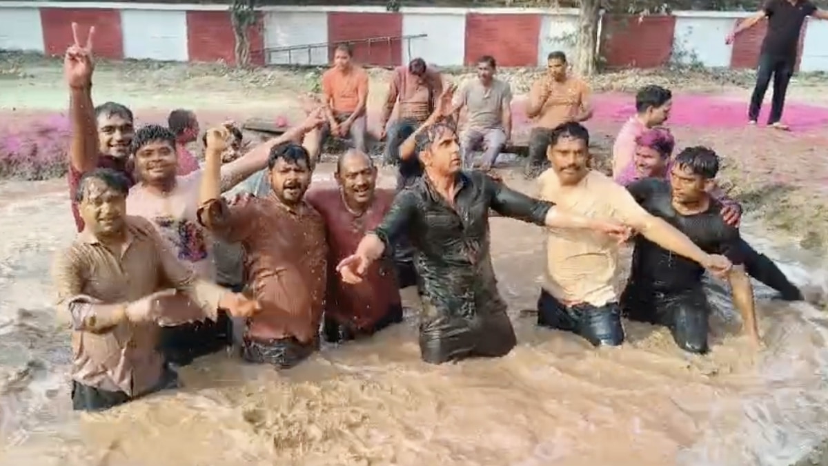 WATCH: संभल सीओ अनुज चौधरी ने लगाए ठुमके, होली पर गड्ढे में पानी भरकर किया डांस, Video Viral