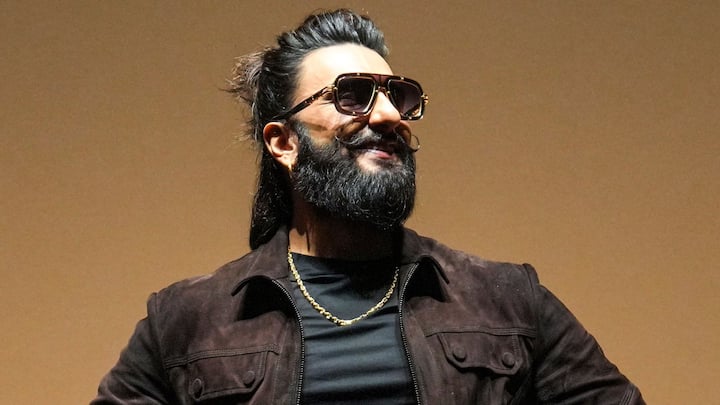 কেন? কারণ হল দীপিকা ও রণবীরের পোশাক। দুজনেই এদিন রঙমিলান্তি করে পরেছিলেন কালো পোশাক। রণবীরের চোখে ছিল কালো চশমা। তবে এ গি আদৌ বিমান সফরে যাওয়ার পোশাক? সন্দেহ প্রকাশ করেছেন নেটিজেনরাই।