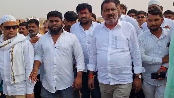 वन विभागाच्या कारवाईत खोक्याचे घर जेसीबीच्या सहाय्याने पाडण्यात आले. मात्र, कोणत्या कायद्यान्वये खोक्याचे घर पाडले असा सवाल आमदार धस यांनी उपस्थित केला होता. त्यानंतर, ते आज खोक्याच्या घरी भेट देण्यासाठी गेले होते.