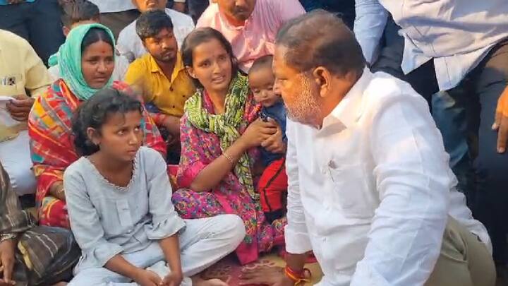 सतीश भोसले याच्यावर गुन्हा दाखल झाला होता, बुलढाणा जिल्ह्यातील व्यक्ती मारहाणीवरून तक्रार दाखल केली होती, पण याचे घर पाडण्याचे कारण काय? कुणाच्या दबावाखाली केले हेच आम्ही बघत आहोत, असेही धस यांनी म्हटले.