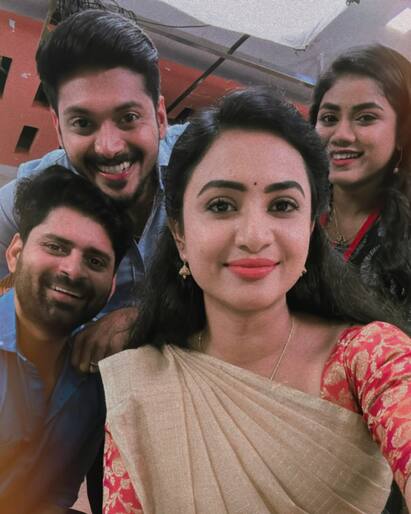 என்ன ஆச்சு? சூப்பர் ஹிட் சீரியலுக்கு குட் பை சொல்லும் கதாநாயகி! அதிர்ச்சியில் ரசிகர்கள்!