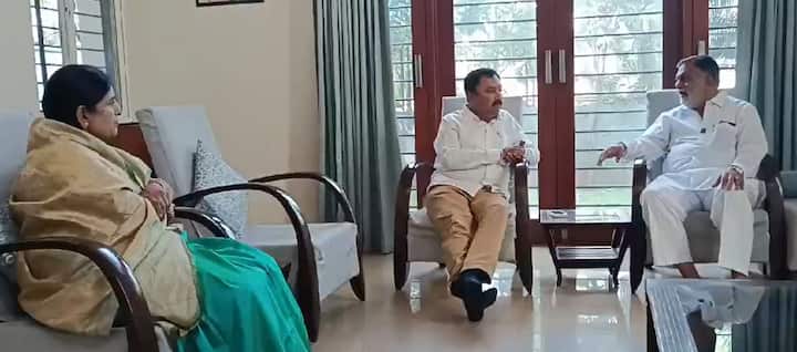 यावेळी सीमा हिरे आणि राजाभाऊ वाजे यांच्यात कुंभमेळ्याच्या पार्श्वभूमीवर चर्चा झाली.