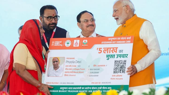 ऐसे लोगों को भारत सरकार मदद देती है. सरकार की ओर से साल 2018 में प्रधानमंत्री आयुष्मान भारत योजना शुरू की गई है. इस योजना के तहत सरकार लाभार्थियों को 5 लाख रुपये तक का फ्री ट्रीटमेंट देती है.