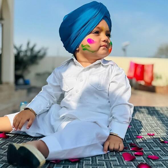 इन तस्वीरों को शेयर करते हुए कैप्शन में 