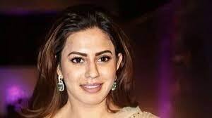 प्रसिद्ध कन्नड चित्रपट अभिनेत्री रान्या राव हिचं नाव सध्या एका मोठ्या सोन्याच्या तस्करी प्रकरणात समोर आलं आहे.