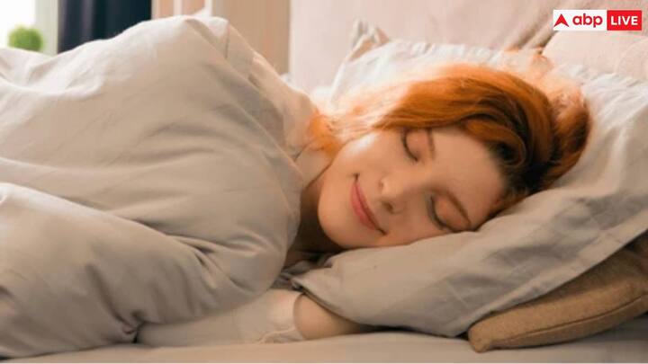 जब हम जागते हैं तो दिमाग कितनी सक्रियता में होता है.लेकिन नींद के दौरान दिमाग की कोशिकाएं लयबद्ध तरंगें पैदा करती हैं जो दिमाग को साफ करती हैं क्योंकि दिनभर के काम की वजह से दिमाग में निकलने वाले रसायन शरीर में बदलाव लाते हैं.