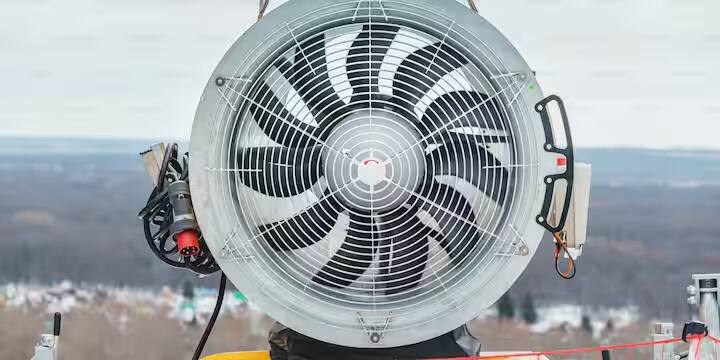 આવી સ્થિતિમાં, ઓછા ખર્ચે રાહત મેળવવા માટે એક સારો ટેબલ ફેન એક શ્રેષ્ઠ માર્ગ છે. ભલે તમારું બજેટ વધારે ન હોય, તો પણ તમે સસ્તા અને શક્તિશાળી પંખા મેળવી શકો છો જે ફક્ત ઠંડી હવા જ નહીં આપે પણ વીજળી પણ બચાવશે.