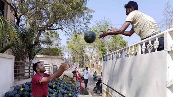 কলকাতা-সহ দক্ষিণবঙ্গের বাকি জেলাতেও তাপমাত্রা স্বাভাবিকের তুলনায় ৩-৪ ডিগ্রি বেশি থাকবে বলে জানিয়েছে আবহাওয়া দফতর সেইসঙ্গে উত্তরবঙ্গেও ২-৪ ডিগ্রি সেলসিয়াস তাপমাত্র বাড়বে বলে পূর্বাভাসে জানানো হয়েছে।