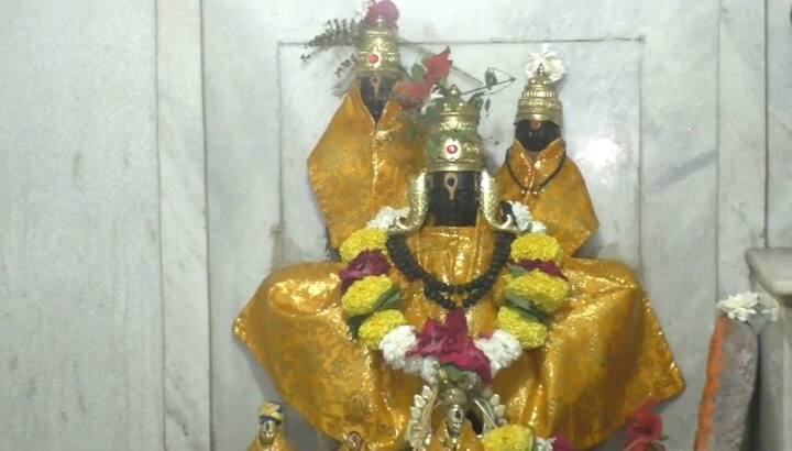 जगद्गुरु तुकाराम महाराजांच्या वैकुंठ गमनाला 375 वर्ष पूर्ण झाल्याच्या निमित्त त्यांचे अकरावी वंशज बाळासाहेब देहूकर यांनी महाराजांच्या चिपळ्या पादुका आणि अभंगाची दुर्मिळ हस्तलिखित वही भाविकांच्या दर्शनासाठी आज खुली केली आहेत.