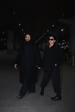 ऑल ब्लैक ड्रेस, आंखों पर चश्मा... स्वैगी लुक में दिखे दीपिका पादुकोण और रणवीर सिंह, देखें फोटोज