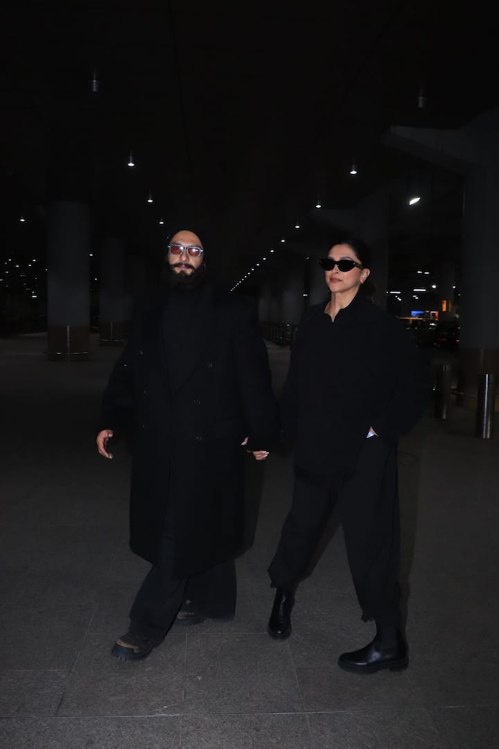 दीपिका ब्लैक कलर की शर्ट और मैचिंग ट्राउजर पहने दिखाई दीं. अपने लुक को एक्ट्रेस ने ब्लैक बूट्स और सनग्लासेस के साथ पूरा किया था.