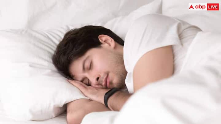 आपको बता दें कि जब हम गहरी नींद में होते हैं तो शरीर का ऑटोनोमिक नर्वस सिस्टम इसकी मरम्मत करने लगता है. ये सारे काम नींद के दौरान अचेतन अवस्था में चलते रहते हैं जिससे शरीर ऑटो रिवर्स हो जाता है. इसलिए रोजाना 6 से 8 घंटे की नींद जरूरी है।.नींद पूरी न होने पर सबसे पहले इम्यून सिस्टम पर असर पड़ता है, 70% नेचुरल किलर सेल्स कम हो जाते हैं और एंटीबॉडीज का उत्पादन कम होने से संक्रमण का खतरा बढ़ जाता है.