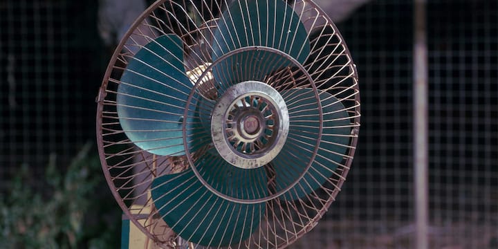 अगर आप एक कॉम्पैक्ट और किफायती टेबल फैन की तलाश में हैं तो Gaiatop Small Table Fan एक बेहतरीन विकल्प हो सकता है. यह फैन हल्का, पोर्टेबल और दमदार एयर फ्लो के साथ आता है. इसकी कीमत अमेज़न पर मात्र 799 रुपये है, जो इसे बजट फ्रेंडली बनाता है.