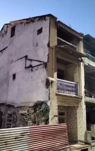 त्यामुळे इमारतीचा एका बाजूचा आधार नसल्यामुळेच इमारत कोसळल्याचे सांगितले जात आहे.