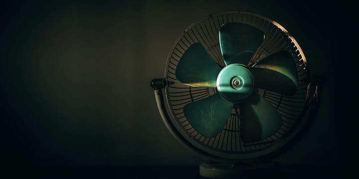 इसके अलावा, Gesto 6 Inch Rechargeable Table Fan भी एक अच्छा विकल्प है खासकर उन लोगों के लिए जो पोर्टेबल और बैटरी से चलने वाला फैन चाहते हैं. इसमें 2400mAh की बैटरी दी गई है जो एक बार चार्ज करने पर लगभग 8 घंटे तक चल सकती है. इसकी कीमत भी 799 रुपये के आसपास है, जिससे यह काफी किफायती विकल्प बन जाता है.