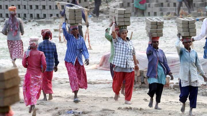 কলকাতা সহ দক্ষিণবঙ্গের বাকি জেলাতেও রবিবার তাপমাত্রা স্বাভাবিকের তুলনায় তিন থেকে চার ডিগ্রি সেলসিয়াস বেশি থাকবে। গরম অস্বস্তিকর আবহাওয়া দক্ষিণবঙ্গের উপকূল ও সংলগ্ন জেলাতে।