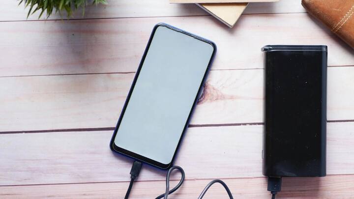 हालांकि अगर आपके पास 20,000 mah का पावर बैंक है, लेकिन ये 100 wh से कम है तो इसे फ्लाइट के अंदर लेकर जाया जा सकता है.