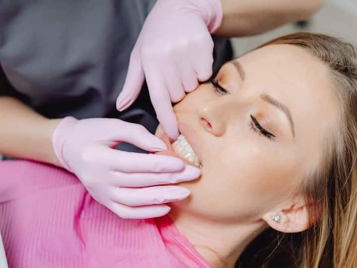 दांतों में बैक्टीरिया-  अगर आप रात में सोने से पहले ब्रश नहीं करते हैं तो दांतों में बैक्टीरिया के कारण दिल की बीमारी हो सकती है. ऐसे में रात में ब्रश न करने से हार्ट फैलियर का खतरा बढ़ सकता है. इसके लिए दांतों को नियमित रूप से ब्रश करने से दिल की बीमारी का खतरा कम कर सकते हैं.