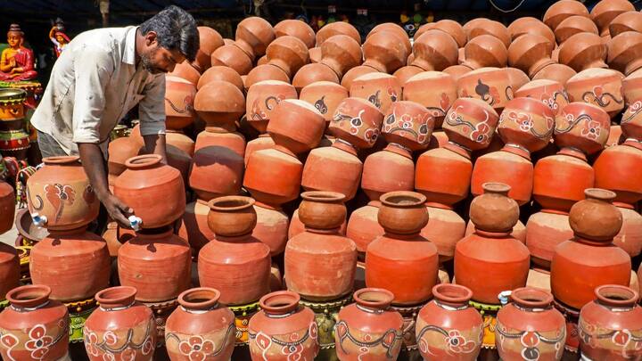 আজ রবিবার বৃষ্টি হবে দার্জিলিং কালিম্পং এবং আলিপুরদুয়ার জেলায়। উত্তরবঙ্গের পার্বত্য এলাকা ছাড়া বাকি সব জেলায় শুষ্ক আবহাওয়া। তাপমাত্রা আগামী কয়েক দিনের দুই থেকে চার ডিগ্রি সেলসিয়াস বাড়তে পারে।