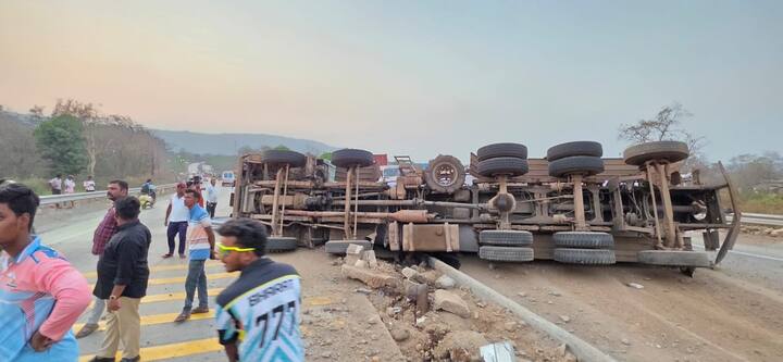 मुंबई-गोवा महामार्गावरील नागोठणे परिसरातील सुकेळी खिंडीत मोठा कंटेनर पलटी झाला आहे.