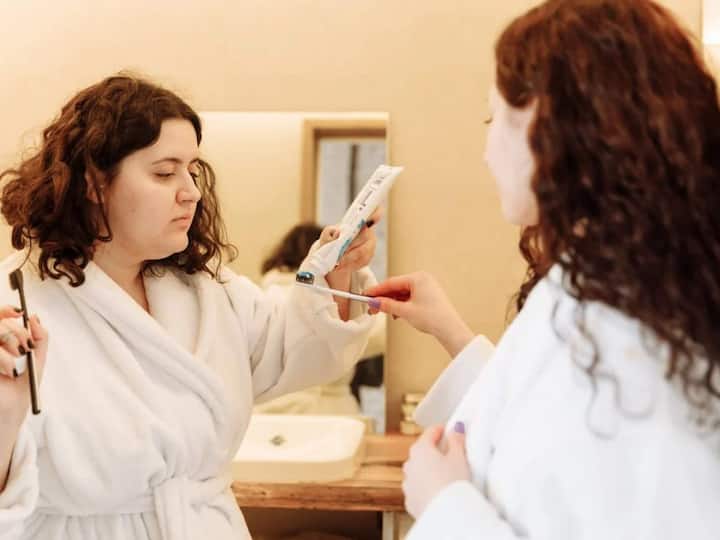 दिन में कम से कम तीन बार ब्रश करना और नियमित रूप से दांतों की सफाई करवाना दिल की बीमारी के जोखिम को कम कर सकता है और साथ ही मसूड़ों की बीमारी, दांतों का खो जाना और ओरल हेल्थ को स्वस्थ रखने में मदद मिलती है, लेकिन सही टूथब्रश का यूज करें, मसूड़ों पर ब्रश को बहुत ज्यादा न रगड़ें और हर 3 से 4 महीने में अपना टूथब्रश बदलें.