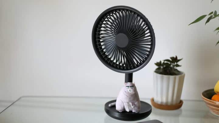 Best Table Fan: गर्मी का मौसम करीब आ रहा है, और जैसे-जैसे तापमान बढ़ रहा है, पंखों की जरूरत भी बढ़ने लगी है. दिल्ली समेत कई बड़े शहरों में लोग अब पंखे इस्तेमाल करने लगे हैं
