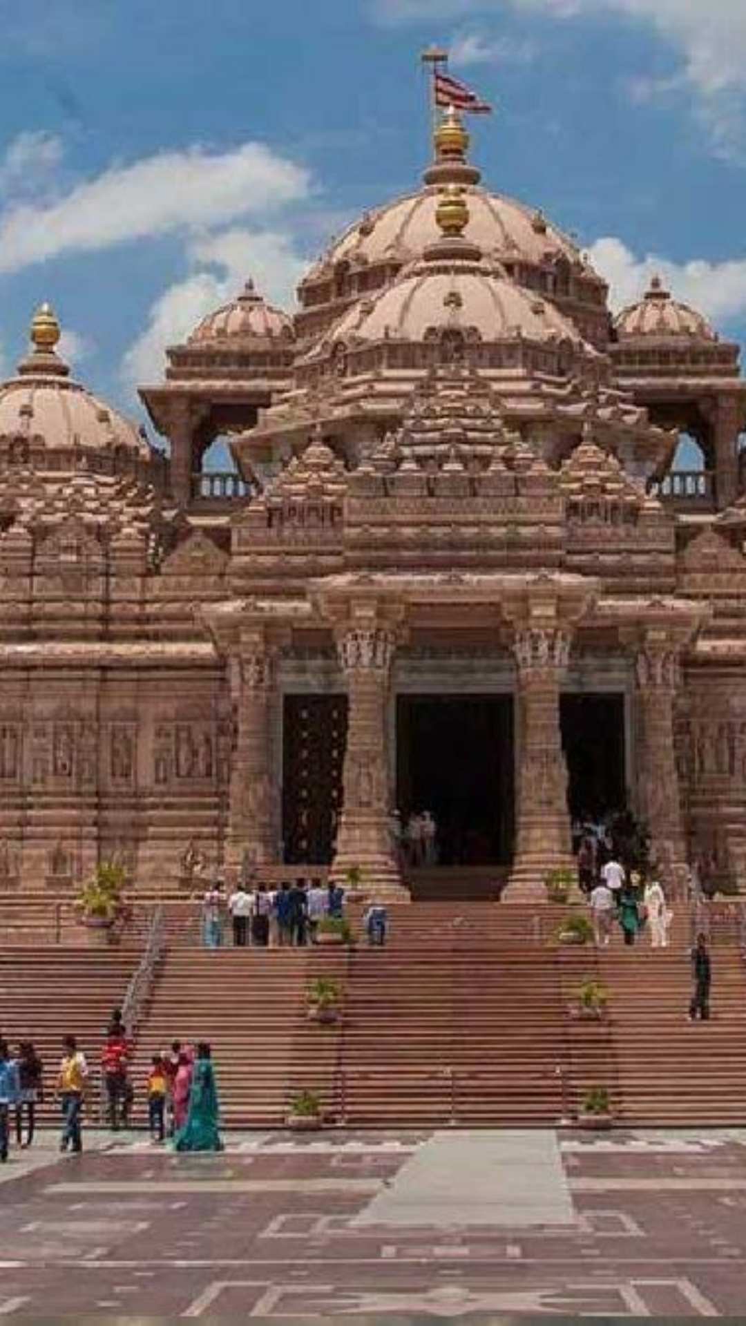 स्वामीनारायण अक्षरधाम मंदिर दिल्ली के प्रमुख धार्मिक स्थलों में एक है