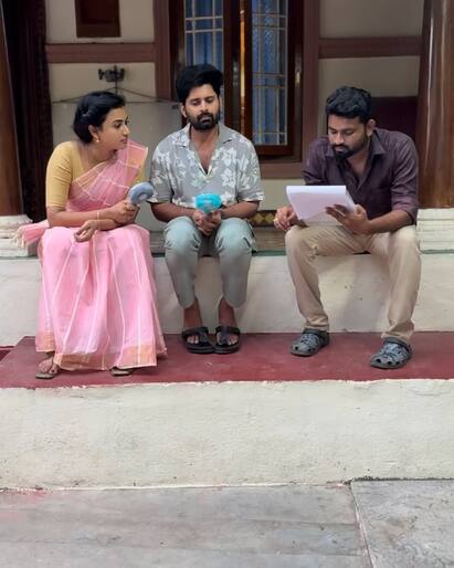 என்ன ஆச்சு? சூப்பர் ஹிட் சீரியலுக்கு குட் பை சொல்லும் கதாநாயகி! அதிர்ச்சியில் ரசிகர்கள்!