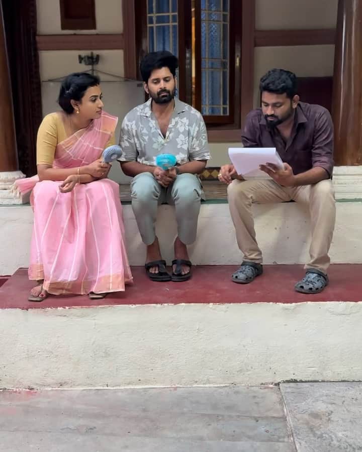 அதுவும் 2 சீசன்களாக இதயம் ஒளிபரப்பாகி வருகிறது. இந்த சீரியலில் பாரதி என்ற கதாபாத்திரத்தில் ஜனனி அசோக் குமார் நடித்து வருகிறார். மேலும், ரிச்சர்டு ஜோஸ், புவி அரசு, ரியா விஸ்வநாதன் ஆகியோர் உள்பட பலரும் நடித்து வருகின்றனர்.