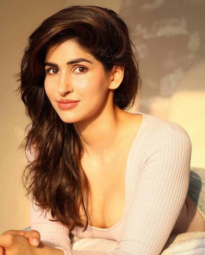 અભિનેત્રીના હાથમાં એકથી એક મોટા પ્રોજેક્ટ આવી રહ્યા છે. સાક્ષી મલિક ન માત્ર એક સારી અભિનેત્રી અને ડાન્સર છે પરંતુ તે સોશિયલ મીડિયાની સેન્સેશન પણ બની ગઈ છે.