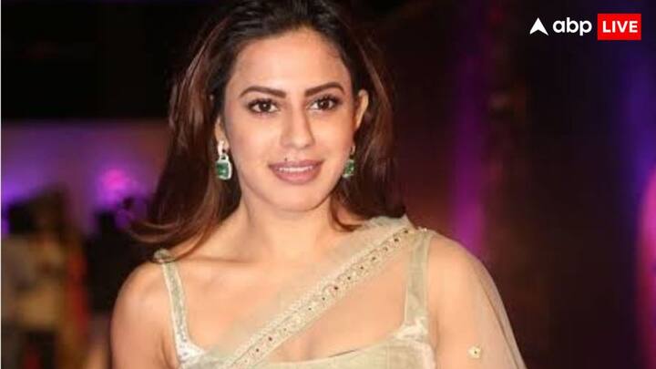 भारत में सोने की कीमत दुबई के मुकाबले काफी ज्यादा है. बिना कस्टम ड्यूटी चुकाए सोना भारत लाने पर तस्करों को मोटा मुनाफा होता है. DRI सूत्रों के मुताबिक रान्या राव एक बार में करीब 15 किलो सोना लाती थी जिससे करीब 50 लाख रुपये का सीधा मुनाफा होता था.