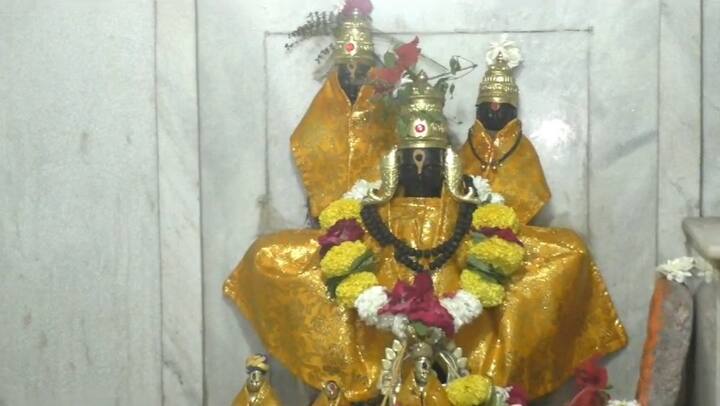 जगद्गुरु तुकाराम महाराज यांच्या वैकुंठ गमनाचे त्रिशत्कोत्तर अमृत महोत्सवी वर्षानिमित्त त्यांच्या चिपळ्या आणि पादुका भाविकांच्या दर्शनासाठी खुल्या केल्या आहेत.