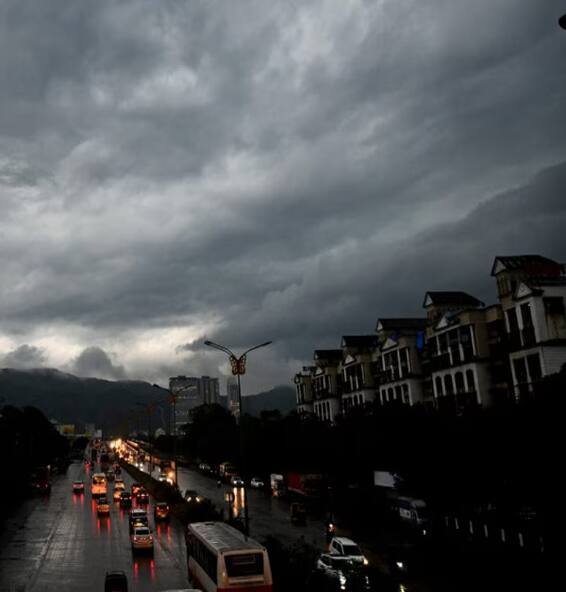 त्यामुळे एकीकडे प्रचंड तापमान सहन करावे लागणार आहे तर काही जिल्ह्यांना पावसामुळे काहीसा दिलासा मिळण्याची शक्यता आहे .