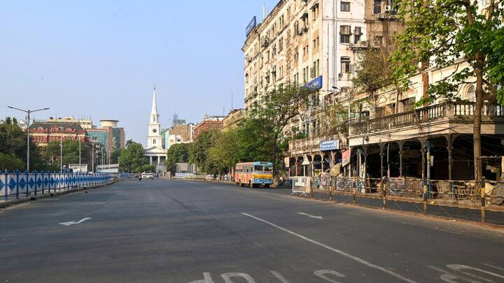 আগামীদিনে গরমের সঙ্গে পাল্লা দিয়ে বাড়বে আদ্রতা। যদিও, বৃহস্পতিবার থেকে বজ্রবিদ্যুৎ সহ বৃষ্টির সম্ভাবনার কথাও জানিয়েছে আবহাওয়া দফতর।