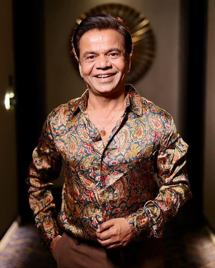 बात कर रहे हैं राजपाल यादव की. जिन्होंने साल 2000 में फिल्म ‘जंगल’ में निगेटिव किरदार के साथ अपने बॉलीवुड करियर की शुरुआत की थी. राजपाल की एक्टिंग को पहली ही फिल्म से सराहा गया था.