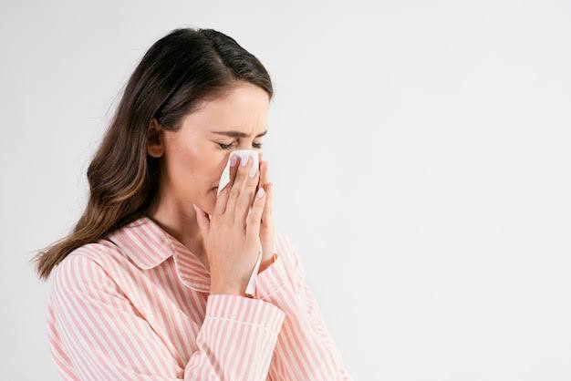 सूजन और दर्द बढ़ता है : साइनसाइटिस में चेहरे के ऊपरी हिस्से में सूजन और दर्द महसूस होता है. दही में मौजूद प्रोटीन और ठंडी तासीर सूजन को बढ़ा सकती है, जिससे दर्द और असहजता बढ़ सकती है. ऐसे में दही अवॉयड करनी चाहिए.