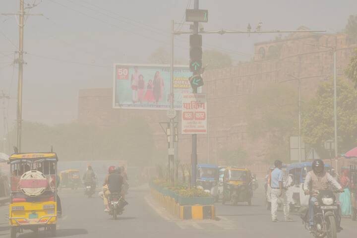 मैक्सिमम टेंपरेचर कम होगा क्योंकि जैसे मॉइश्चर आएगी क्लाउड कवर बढ़ जाएगी जिससे चलते मैक्सिमम टेंपरेचर गिरने की संभावना है. तो कल थोड़ा काम हो जाएगी परसों से एकदम कम हो जाएगी पूरा ईस्ट इंडिया में.