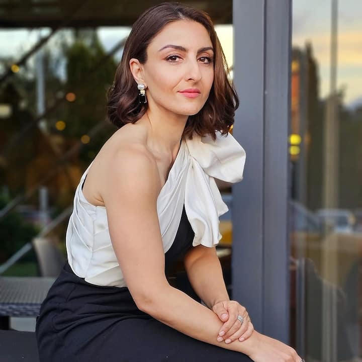 सैफ अली खान की बहन सोहा अली खान की भी एक प्राइवेट वीडियो लीक हो गया था. ये वीडियो तब का था जब वे किसी पार्लर में वैक्सिंग कराने के लिए अपने कपड़े उतार रही थीं.