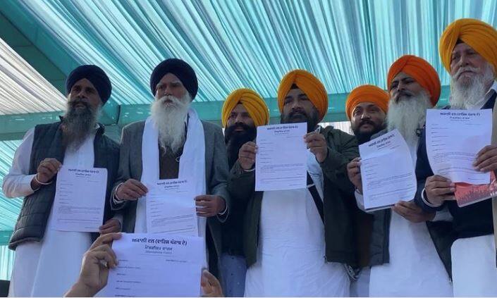 Amidst discussions to bring Amritpal to Punjab family makes big announcement ਅੰਮ੍ਰਿਤਪਾਲ ਨੂੰ ਪੰਜਾਬ ਲਿਆਉਣ ਦੀਆਂ ਚਰਚਾਵਾਂ ਵਿਚਾਲੇ ਪਰਿਵਾਰ ਦਾ ਵੱਡਾ ਐਲਾਨ, ਕਿਹਾ- ਪਾਰਟੀ ਵਿੱਚ ਨਹੀਂ ਹੋਵੇਗਾ ਧਰਮ ਅਧਾਰਤ ਵਿੰਗ