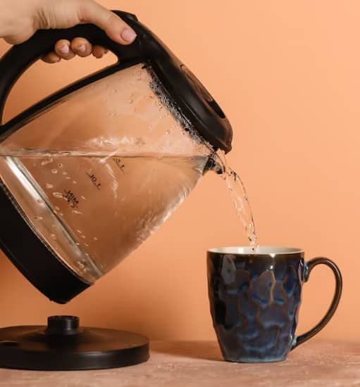 ਕੋਸਾ ਪਾਣੀ ਪੀਣ ਨਾਲ ਖੂਨ ਦੀ ਗੰਦਗੀ ਦੂਰ ਹੁੰਦੀ ਹੈ। ਖੂਨ ਦੀ ਗਤੀ ਸਧਾਰਨ ਰਹਿੰਦੀ ਹੈ, ਜਿਸ ਕਰਕੇ ਦਿਲ ਦੀਆਂ ਬਿਮਾਰੀਆਂ ਤੋਂ ਬਚਾਅ ਹੁੰਦਾ ਹੈ।