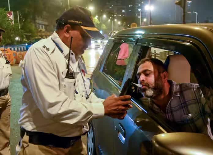 ਹੁਣ ਨੋਇਡਾ ਪ੍ਰਸ਼ਾਸਨ ਵੱਲੋਂ ਇੱਕ ਹੋਰ ਫੈਸਲਾ ਲਿਆ ਗਿਆ ਹੈ, ਜਿਸ ਵਿੱਚ ਕਿਹਾ ਗਿਆ ਹੈ ਕਿ ਟ੍ਰੈਫਿਕ ਨਿਯਮਾਂ ਦੀ ਉਲੰਘਣਾ ਕਰਨ ਵਾਲਿਆਂ ਵਿਰੁੱਧ ਸਖ਼ਤ ਕਾਰਵਾਈ ਕੀਤੀ ਜਾਵੇਗੀ ਅਤੇ 10 ਗੁਣਾ ਜ਼ਿਆਦਾ ਜੁਰਮਾਨਾ ਲਗਾਇਆ ਜਾ ਸਕਦਾ ਹੈ।