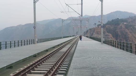 Chenab Railway Bridge: 1400 கோடி பிரம்மாண்டம்.. ஈபிள் டவரை மிஞ்சிய செனாப் பாலம்.. இன்று திறந்து வைக்கிறார் பிரதமர் மோடி