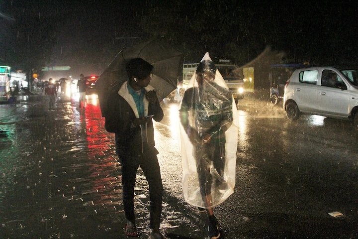 अन्य क्षेत्रों में भी मौसम के मिजाज में उतार-चढ़ाव देखने को मिल रहा है. दिल्ली, हरियाणा, पंजाब, मध्य प्रदेश, उत्तर प्रदेश और बिहार के कुछ हिस्सों में बादल छाए रहने और तेज़ हवाएं चलने की संभावना है, साथ ही आने वाले दिनों में बारिश की संभावना है.