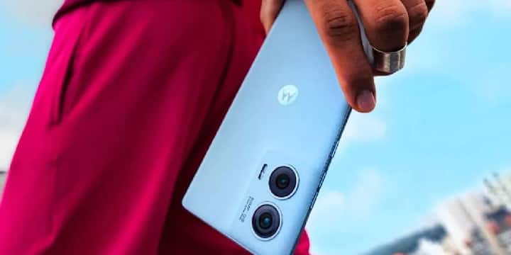 यह फोन Qualcomm Snapdragon 7s Gen 2 प्रोसेसर से लैस है और 12GB रैम तथा 512GB स्टोरेज ऑप्शन में आता है. इसमें 5,000mAh बैटरी है, जो 68W फास्ट चार्जिंग सपोर्ट करती है और यह एंड्रॉइड 14 बेस्ड Hello UI पर चलता है.