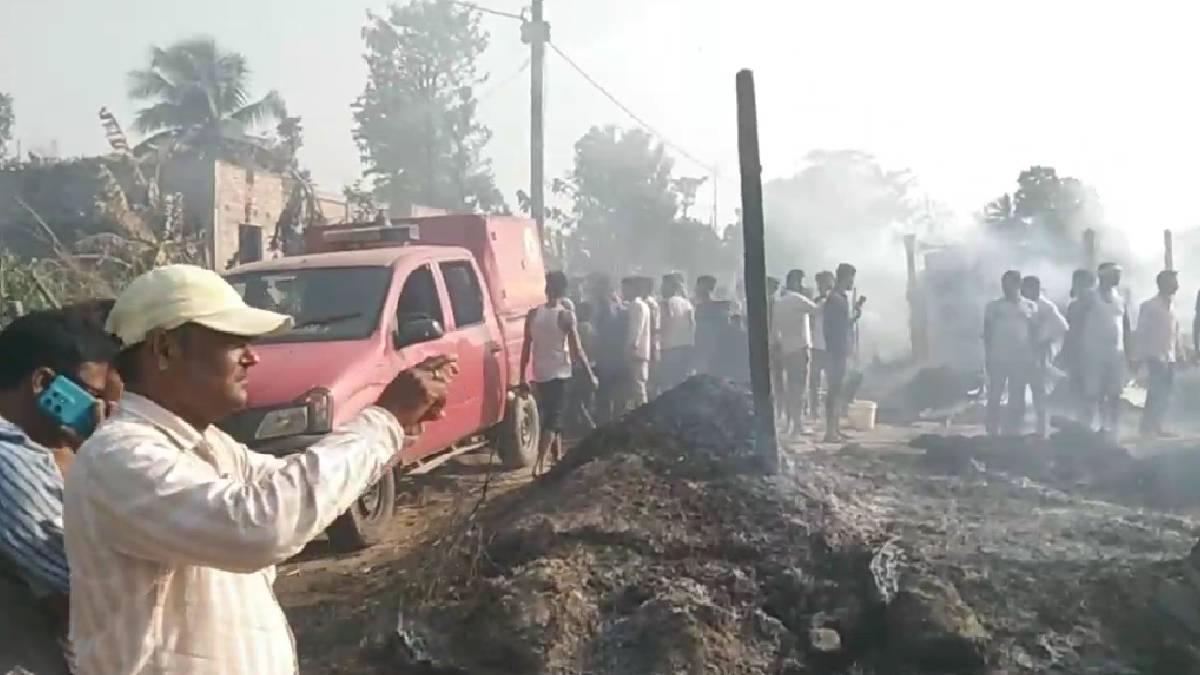 सुपौल में कई घरों में लगी आग, लाखों का सामान जलकर राख, दमकलकर्मियों को लोगों ने खदेड़ा