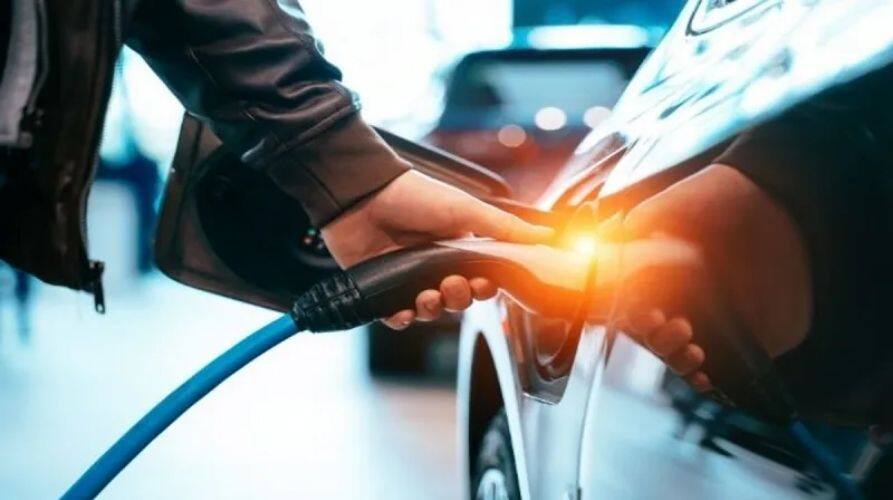 Auto News Can you get electrocuted by an electric vehicle? know details Electric Vehicle: ਇਲੈਕਟ੍ਰਿਕ ਵਾਹਨਾਂ ਤੋਂ ਲੱਗ ਸਕਦਾ ਜ਼ਬਰਦਸਤ ਕਰੰਟ ? ਪਹੁੰਚਾਏਗਾ ਗੰਭੀਰ ਨੁਕਸਾਨ; EV ਖਰੀਦਣ ਤੋਂ ਪਹਿਲਾਂ ਦਿਓ ਧਿਆਨ...