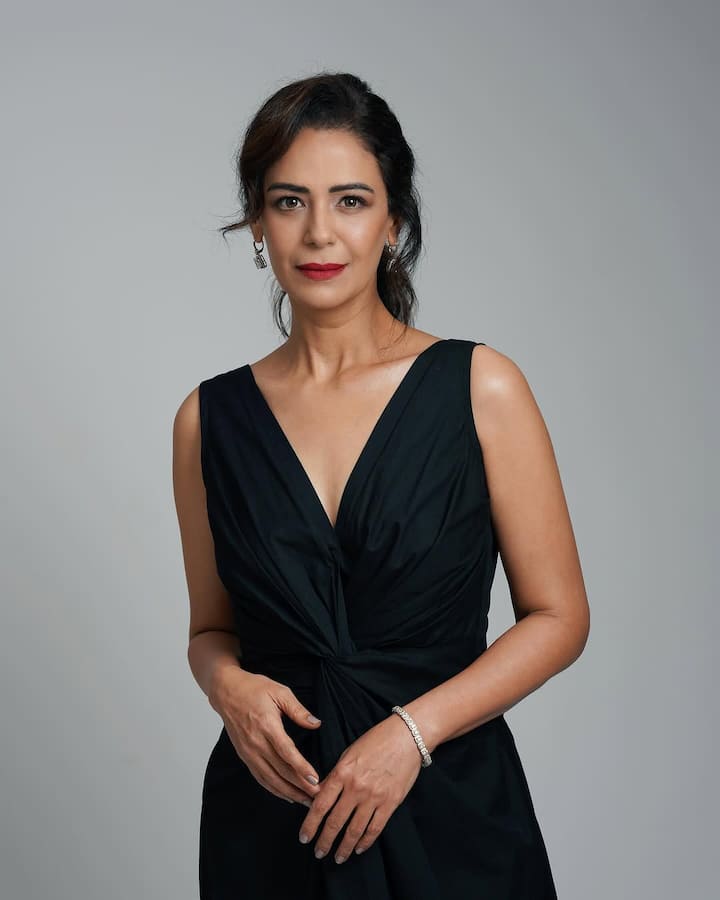 मोना सिंह भी वीडियो स्कैंडल का शिकार हो चुकी हैं. उनका एक वीडियो वायरल हुआ था जिसमें वे बिना कपड़ों के दिख रही थीं, हालांकि ये वीडियो फेक थी.