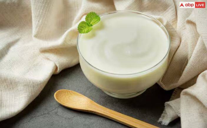 ਨਾਸ਼ਤੇ ਵਿੱਚ ਦਹੀਂ ਖਾਣ ਨਾਲ ਇਮਿਊਨਿਟੀ ਵਧਦੀ ਹੈ। ਇਹ ਇਸ ਲਈ ਹੈ ਕਿਉਂਕਿ ਦਹੀਂ ਵਿੱਚ ਵਿਟਾਮਿਨ ਸੀ ਹੁੰਦਾ ਹੈ ਜੋ ਤੁਹਾਡੀ ਇਮਿਊਨਿਟੀ ਨੂੰ ਵਧਾਉਂਦਾ ਹੈ ਤੇ ਤੁਹਾਨੂੰ ਕਈ ਬਿਮਾਰੀਆਂ ਤੋਂ ਬਚਾਉਣ ਵਿੱਚ ਮਦਦ ਕਰ ਸਕਦਾ ਹੈ। ਇਹ ਬੈਕਟੀਰੀਆ ਅਤੇ ਵਾਇਰਸ ਕਾਰਨ ਹੋਣ ਵਾਲੀਆਂ ਕਈ ਬਿਮਾਰੀਆਂ ਤੋਂ ਬਚਾਅ ਵਿੱਚ ਮਦਦ ਕਰ ਸਕਦਾ ਹੈ। ਇਸ ਤੋਂ ਇਲਾਵਾ, ਇਹ ਮੌਸਮੀ ਬਿਮਾਰੀਆਂ ਜਿਵੇਂ ਕਿ ਫਲੂ ਆਦਿ ਨੂੰ ਰੋਕਣ ਵਿੱਚ ਵੀ ਮਦਦਗਾਰ ਹੈ।