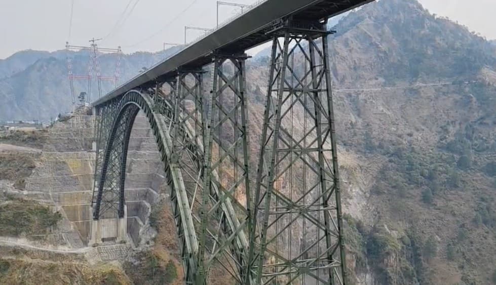 चिनाब नदी पर दुनिया का सबसे ऊंचा रेल पुल बन कर तैयार, क्या कुछ है खास?