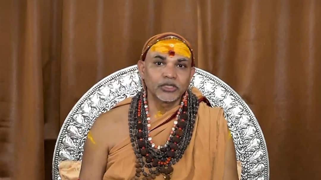 दिल्ली में स्वामी अविमुक्तेश्वरानंद को रामलीला मैदान जाने से रोका, गौ हत्या के खिलाफ देने जा रहे थे ज्ञापन Delhi Shankaracharya Swami Avimukteshwaranand Saraswati demanded Cow Protection being stopped ann दिल्ली में स्वामी अविमुक्तेश्वरानंद को रामलीला मैदान जाने से रोका, गौ हत्या के खिलाफ देने जा रहे थे ज्ञापन